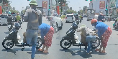 Gặp sự cố trên đường, người phụ nữ được chàng 1 chân giúp đỡ