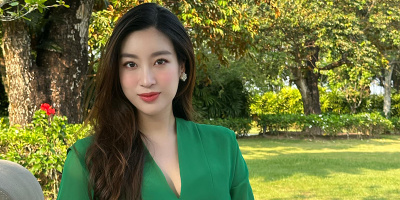 Đỗ Mỹ Linh giấu vòng 2 trong váy rộng thùng thình, mặt đầy đặn hẳn