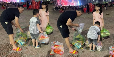 Được bố đưa đi xem pháo hoa, 2 em bé nán lại nhặt sạch rác mới về
