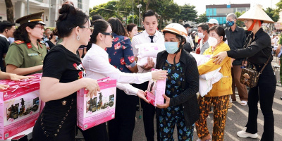 Doanh nhân Phan Thị Mai, Hoàng Kim Khánh trao quà tới bà con khó khăn