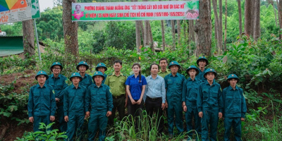 Hoa hậu Mỹ Linh diện áo xanh tình nguyện cùng các chiến sĩ trồng cây