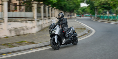 Yamaha XMAX 300 liệu có vừa đủ để đi làm, vừa ổn để đi phượt?