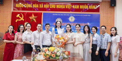 Hoa hậu Mỹ Linh hạnh phúc trong vòng tay thầy cô ngày về trường