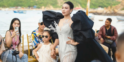 Trà Ngọc Hằng catwalk cùng con gái trong show thời trang