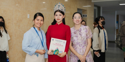 Hoa hậu Trần Thị Mỹ Linh xúc động khi về thăm trường cũ