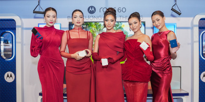 Dàn mỹ nhân Miss Cosmo đồng loạt sắc đỏ trải nghiệm điện thoại