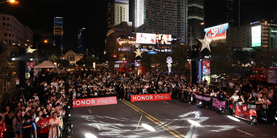 “Chiến binh” HONOR X9d lộ diện hoành tráng tại phố đi bộ Nguyễn Huệ