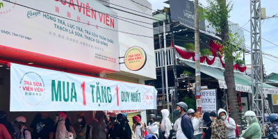 Dòng người xếp hàng mua trà sữa với giá chỉ từ 7.000 đồng