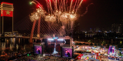 Đón Countdown kiểu “đa trải nghiệm”: Giới trẻ xếp hàng dài tại Công viên Bờ sông Sài Gòn