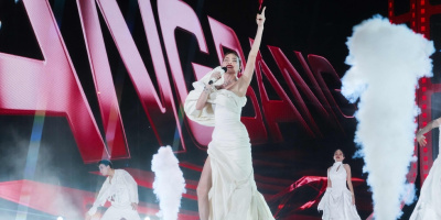 Ca sĩ Hồ Ngọc Hà trình diễn trên sân khấu Miss Cosmo