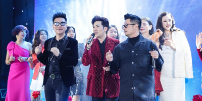 Quang Hà hạnh phúc đón tuổi mới trong vòng tay bạn bè