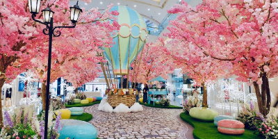 Giới trẻ rủ nhau "lên mây" đón tết tại Crescent Mall với rừng đào và khinh khí cầu mộng mơ