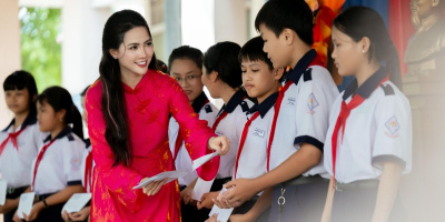 Hoa hậu Phan Thị Mơ về trường cũ, trao 30 triệu đồng giúp học sinh vượt khó
