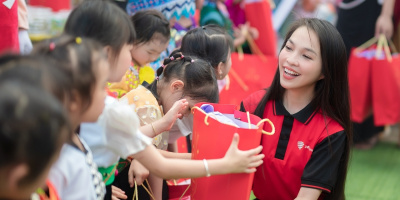 Hiền Thục mang niềm vui đến trẻ em Tây Bắc trong hành trình “Giao nắng, chuyển yêu thương”