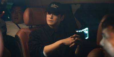 Kim Bum được fan vây kín khi đến Hà Nội