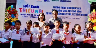 Diễn viên Hồ Quang Mẫn xúc động khi trở về quê trao học bổng cho học sinh nghèo