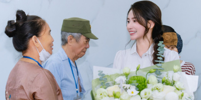 Phạm Hoàng Thu Uyên thăm hỏi bệnh nhân ở Bệnh viện K