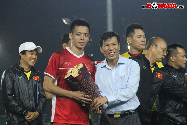 
Bộ trưởng Nguyễn Ngọc Thiện thăm hỏi và động viên tinh thần toàn đội trước khi sang Lào bắt đầu chiến dịch AFF Cup.