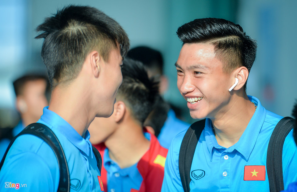 
Đoàn Văn Hậu vui vẻ trò chuyện cùng Duy Mạnh, anh cười suốt thời gian làm thủ tục hải quan. Đây là lần đầu tiên cầu thủ của Hà Nội có vinh dự khoác áo đội tuyển Việt Nam tham dự AFF cup 2018.