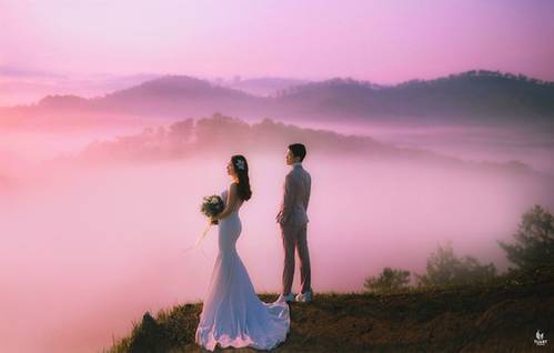 Ảnh cưới Đà Lạt là một trong những trải nghiệm đáng nhớ trong cuộc đời. Hãy chiêm ngưỡng những bức ảnh mang đầy tình yêu, ngọt ngào với khung cảnh hữu tình của Đà Lạt, và trầm mặc của bầu trời ban đêm.