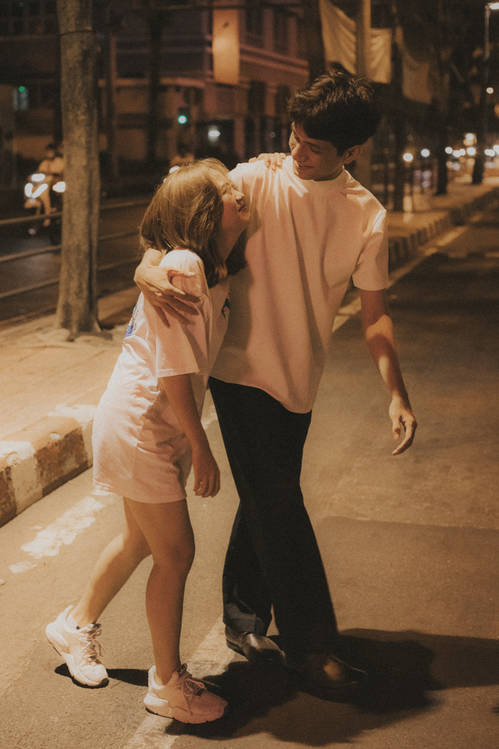 Tận hưởng không khí tươi trẻ và sự náo nhiệt của Sài Gòn đêm với ảnh cặp đôi này. Bạn sẽ cảm nhận được sự hòa quyện giữa cái mới và cũ, giữa sự náo nhiệt và yên bình, qua bức ảnh này. Hãy để chính những khoảnh khắc lãng mạn và đầy cảm xúc này mang lại cho bạn những trải nghiệm đáng nhớ.