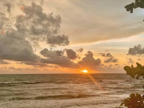 Hãy tận hưởng hình ảnh hoàng hôn tuyệt đẹp trên đảo Ngọc Phú Quốc với những tia nắng cuối ngày đang nhẹ nhàng tan chảy trên biển. Đây sẽ là một trải nghiệm đáng nhớ cho bạn.