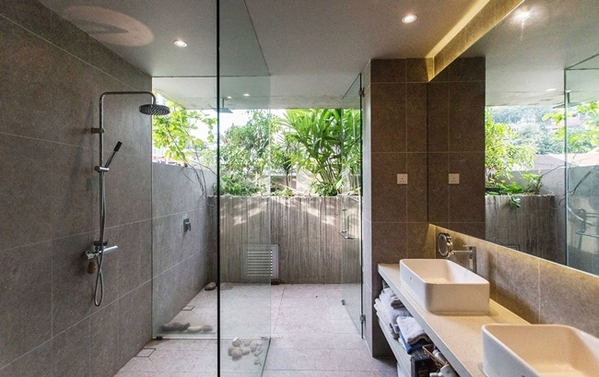 
Phòng tắm cũng được chú trọng về khoảng không xanh mát, hòa quyện cùng tổng thể nhà