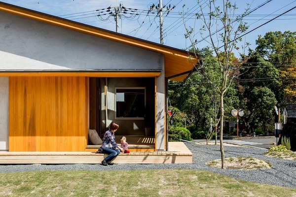 
Việc kết hợp tông trầm ấm của gỗ là ý tưởng quen thuộc trong thiết kế nhà phong cách Nhật Bản