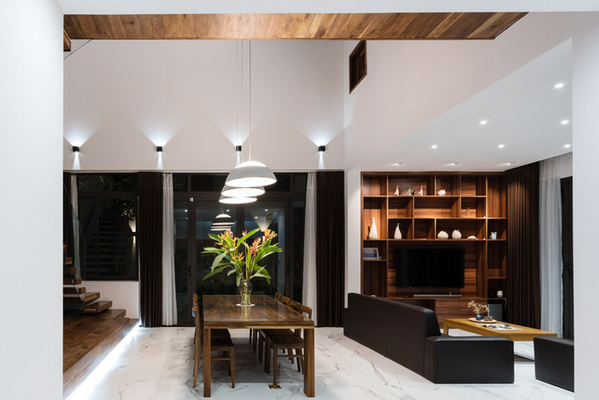 
Ngôi nhà lấy thiên nhiên là ý tưởng chủ đạo nên bạn dễ dàng thấy được nội thất gỗ gần gũi, ấm áp