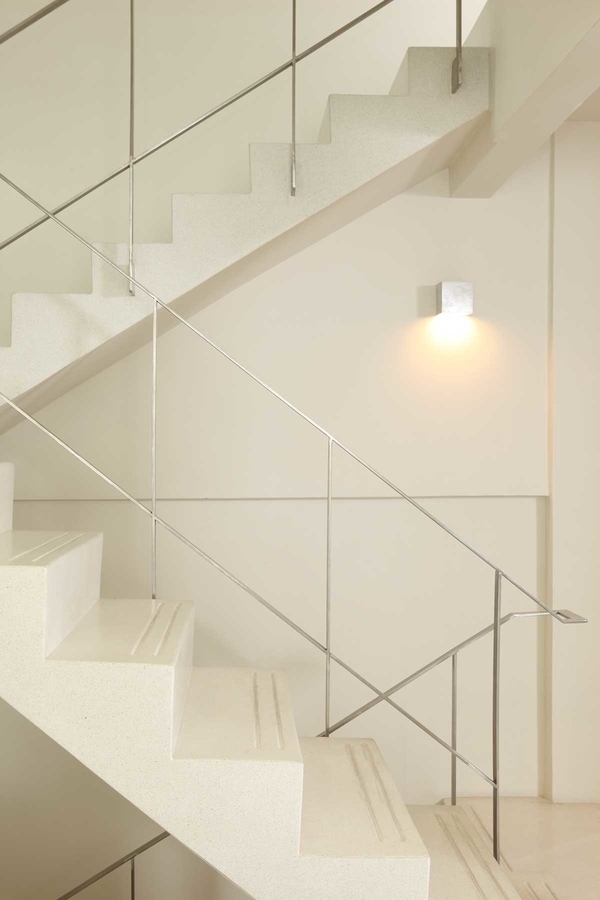 
Cầu thang thiết kế đơn giản giúp không gian không bị rối mắt