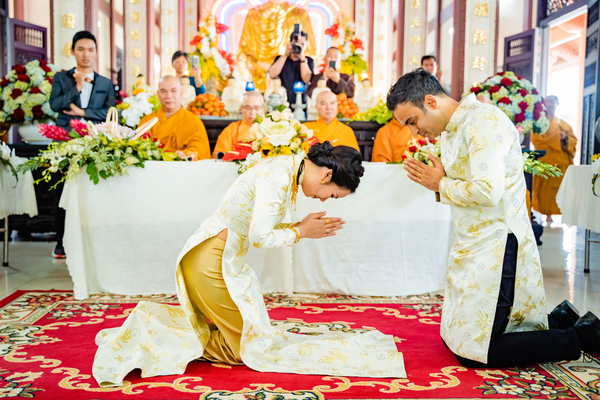 Võ Hạ Trâm rơi nước mắt cùng ông xã Ấn Độ trong lễ Hằng Thuận ở chùa - Tin sao Viet - Tin tuc sao Viet - Scandal sao Viet - Tin tuc cua Sao - Tin cua Sao