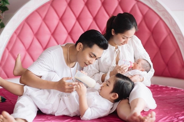 
Khoảnh khắc hạnh phúc của gia đình Khánh Thi - Phan Hiển bên 2 con.