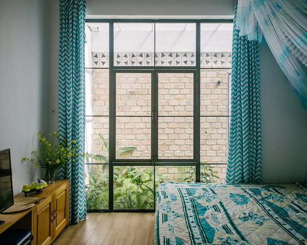 
Phòng ngủ cũng được bài trí hết sức nhẹ nhàng với nội thất gỗ và tông màu xanh biển tươi mát