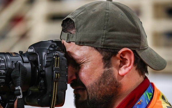 Đội nhà thua, phóng viên Iraq bật khóc nức nở nhưng vẫn nén lòng tiếp tục công việc
