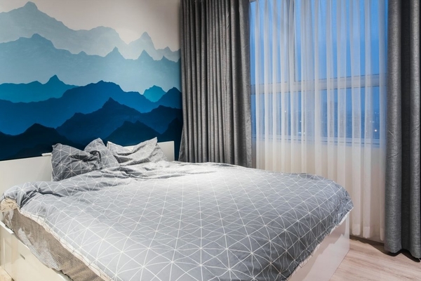 
Phòng ngủ với tường trang trí họa tiết mát mẻ có tác dụng thư giãn cho gia chủ sau những giờ làm việc căng thẳng
