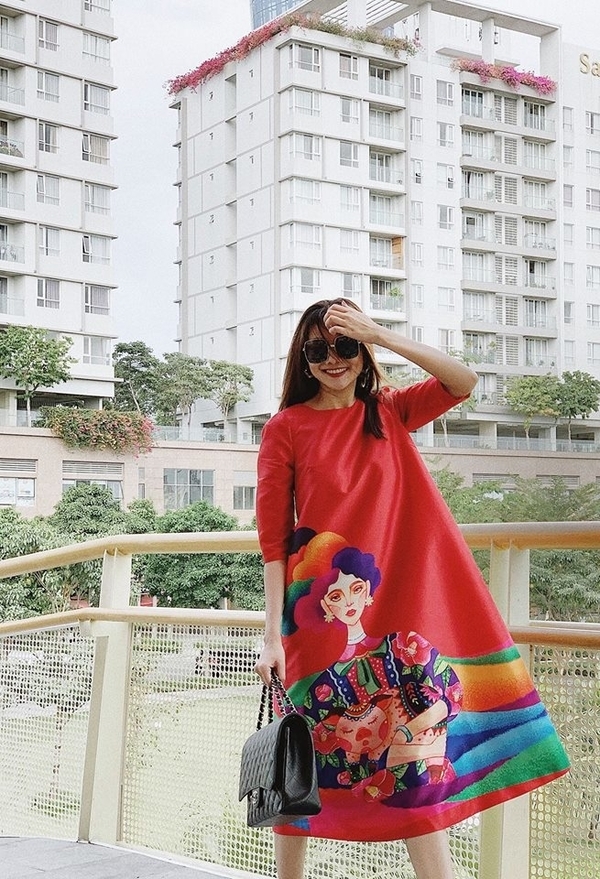 
Siêu mẫu Thanh Hằng chọn cho mình chiếc váy suông màu đỏ nổi bật với họa tiết khá đặc biệt và mix cùng chiếc túi hiệu rất thời thượng.