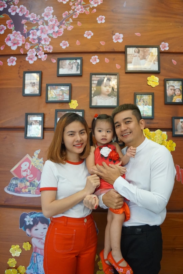
Vợ chồng Vân Trang và bé gái kháu khỉnh.