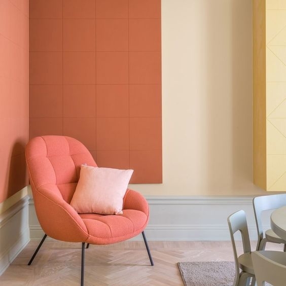 
Chiếc ghế đệm màu cam san hô rực rỡ làm điểm nhấn cho toàn bộ không gian