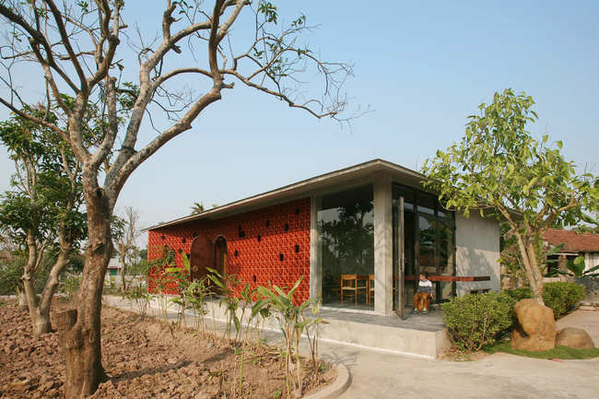 
Ngôi nhà cấp 4 với bề ngoài khá độc đáo được xây dựng ở ven biển Nam Định