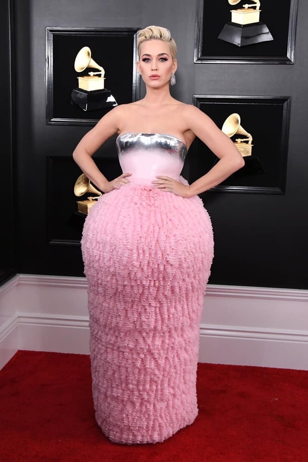 
Tham dự lễ trao giải Grammy, Katy Perry diện bộ đầm màu hồng phấn với thiết kế ôm sát ở phần trên và xòe bồng lạ mắt ở phần dưới khiến CĐM khó hiểu.
