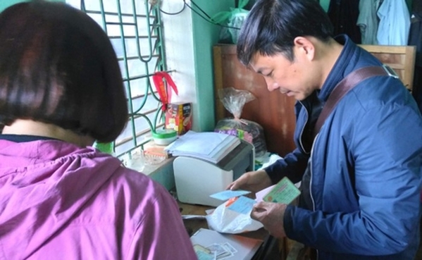 
Cơ quan công an tiến hành khám xét nhà cậu mợ ruột của nghi phạm Vương Văn Hùng (Ảnh: VOV)