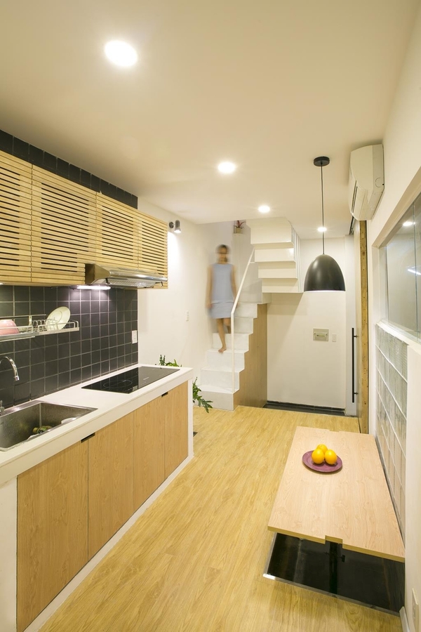
Phòng khách kết hợp luôn cả bếp. Không gian 2 trong 1 này cực kì tiện nghi với nội thất đơn giản theo phong cách Nhật Bản