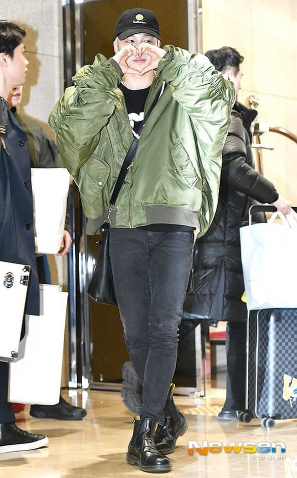 Dàn idol tại sân bay: Jungkook xuống sắc vì lỗi trang điểm, Suho đẹp trai nổi bần bật