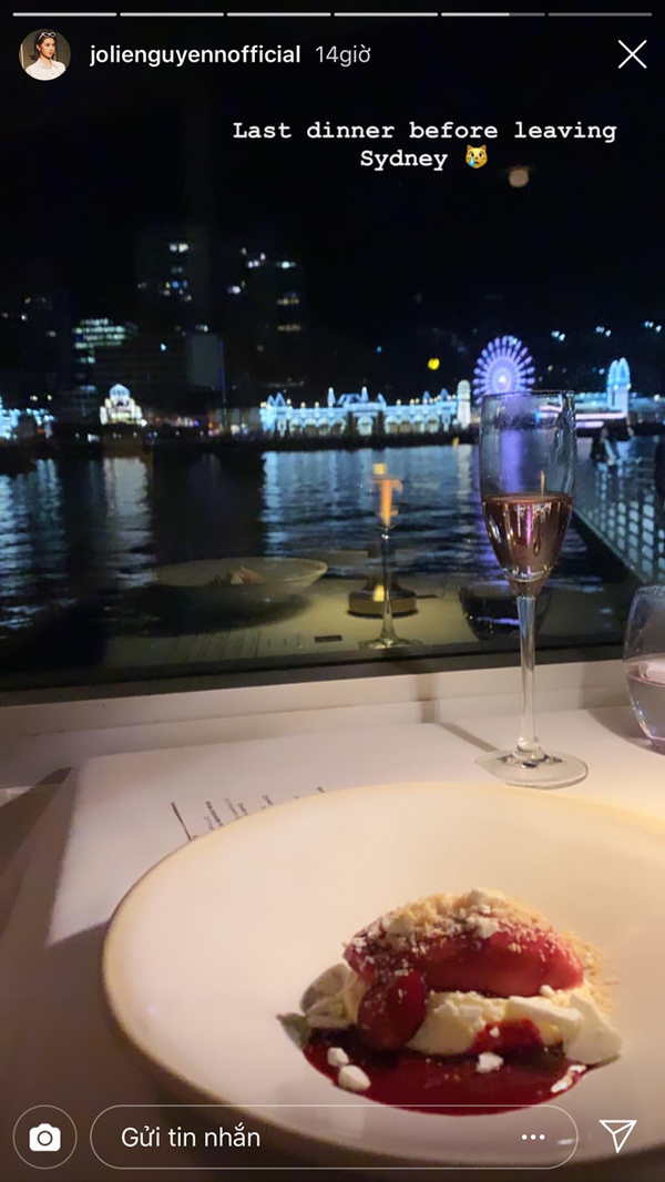 
Nhân chuyến du lịch ở Sydney (Úc), cô nàng đã tranh thủ thời gian để ăn bữa tối lãng mạn, ngắm nhìn khung cảnh tráng lệ của thành phố này.
