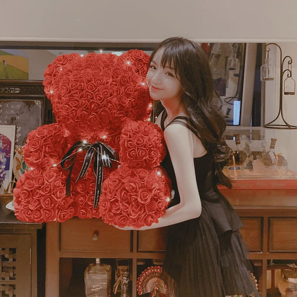 
Gần cuối ngày Valentine, Khánh Hà - bạn gái em trai thiếu gia Phan Thành mới khoe bức ảnh chụp cùng món quà do người yêu tặng. Đó là một chú gấu được kết từ hàng trăm bông hoa hồng. Nhận được món quà 