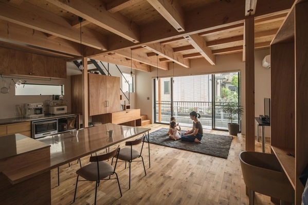 
Tuy bên ngoài khá đơn giản nhưng bên trong lại là không gian sống tiện nghi với hơn 80% nội thất bằng gỗ