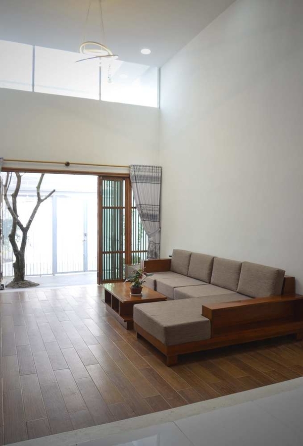 
Không gian trong nhà khá giản đơn, là sự hòa quyện hoàn hảo giữa những món nội thất gỗ