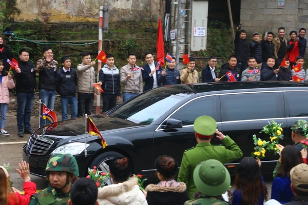 Chủ tịch Kim Jong-un vẫy chào người dân ở Đồng Đăng trước khi về Hà Nội