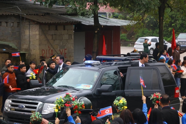 Chủ tịch Kim Jong-un vẫy chào người dân ở Đồng Đăng trước khi về Hà Nội