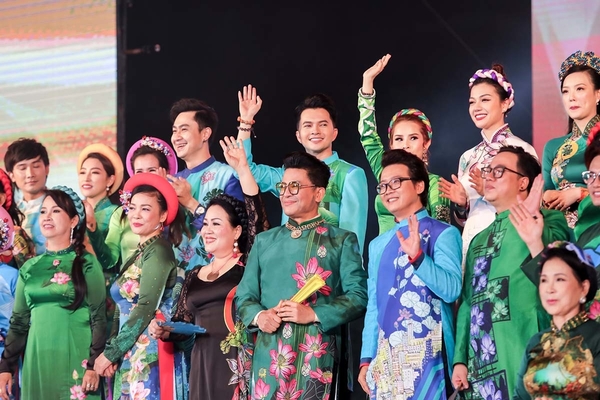 
Hội tụ nhiều NSƯT tên tuổi trong làng giải trí Việt, lễ hội đã thành công khi thu hút được khán giả và truyền thông đưa tin ráo riết vì những sự hội ngộ đặc biệt này.